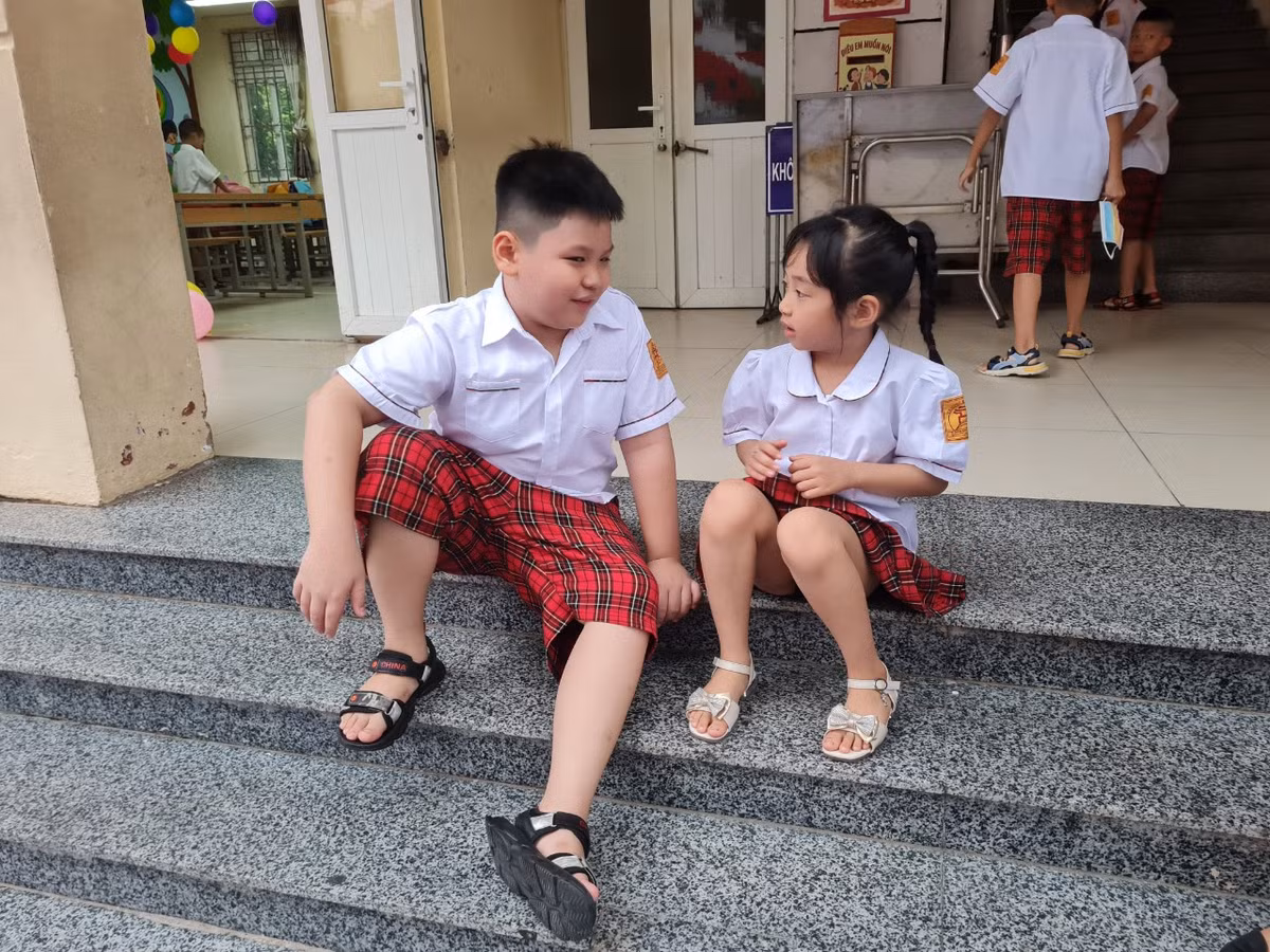 Hoc sinh Ha Noi han hoan trong ngay khai truong-Hinh-5