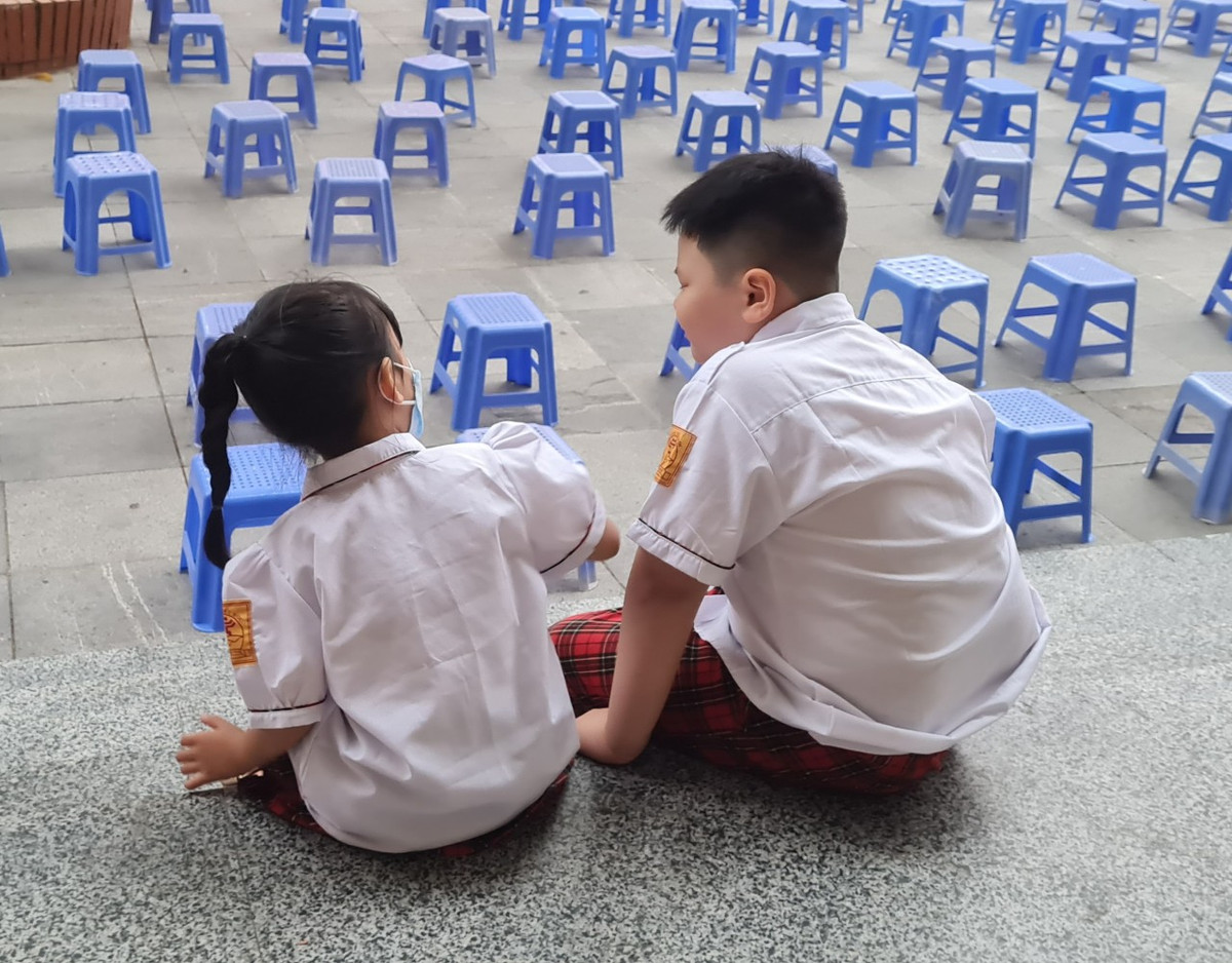 Hoc sinh Ha Noi han hoan trong ngay khai truong-Hinh-3