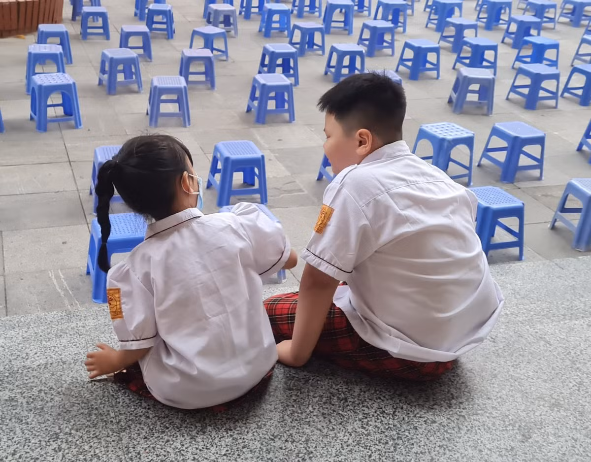 Hoc sinh Ha Noi han hoan trong ngay khai truong-Hinh-3