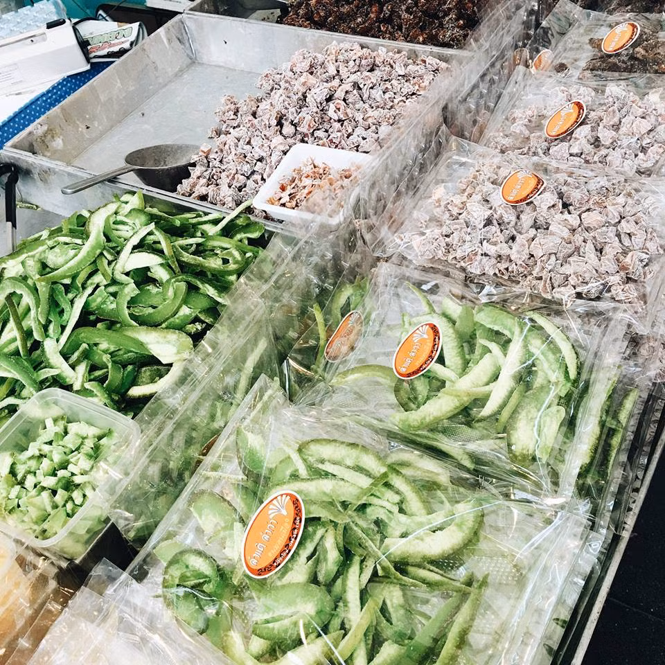 Hình ảnh ô mai và cùi bưởi sấy khô được Tiên Cookie chia sẻ.