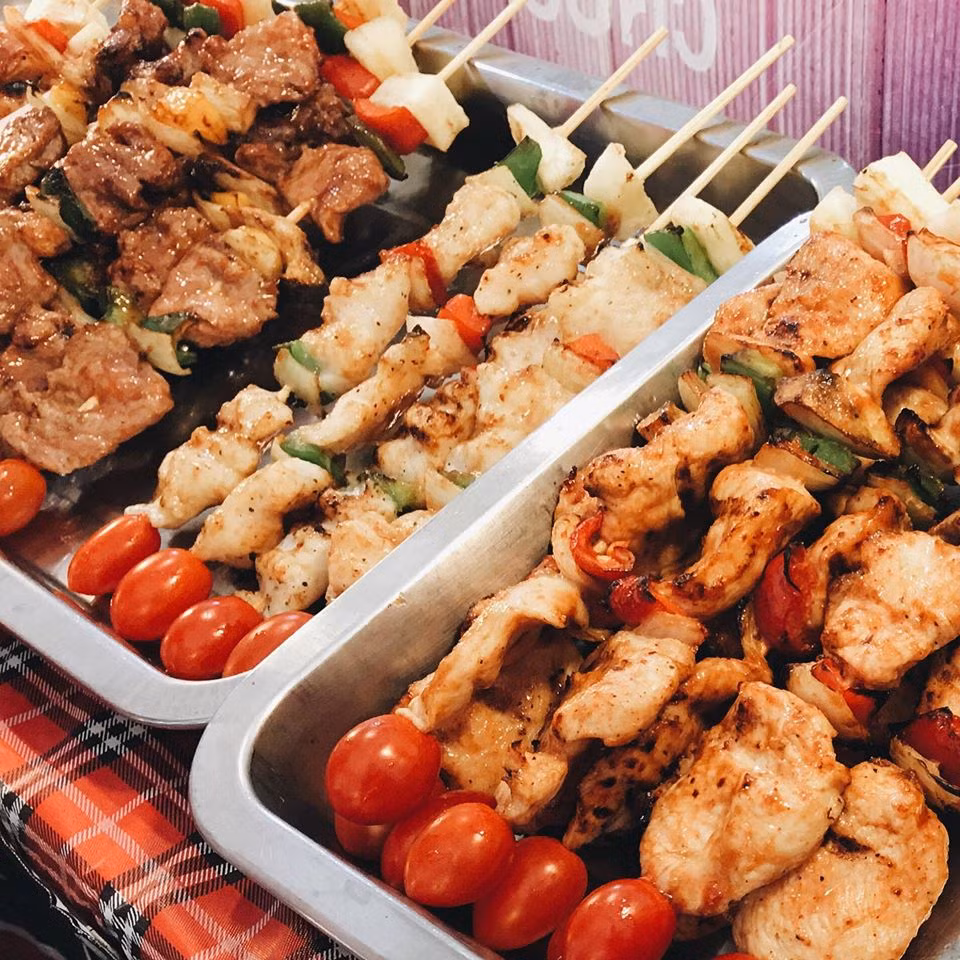 Ẩm thực đường phố Thái Lan rất phong phú. Đồ nướng bán dạo rất phổ biến ở các khu chợ. 