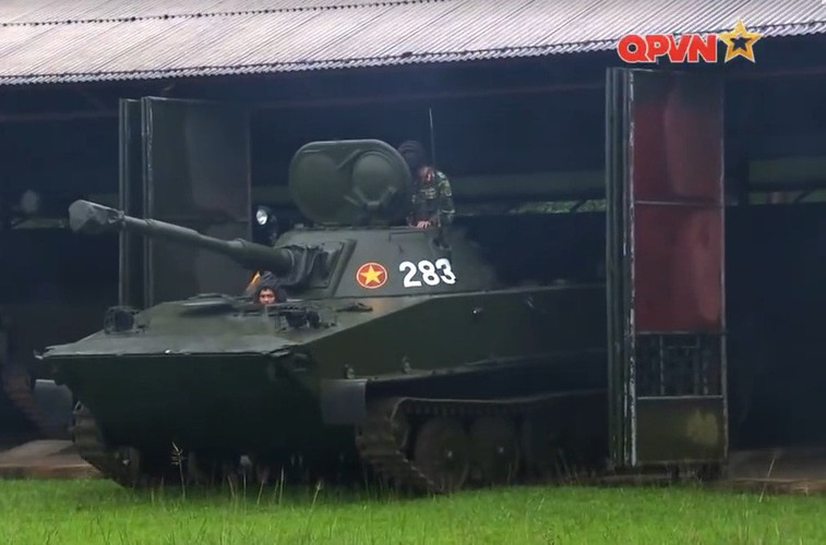 Ngoài các xe tăng chiến đấu chủ lực hạng nặng, Việt Nam còn có trong biên chế khoảng 300-400 chiếc xe tăng hạng nhẹ PT-76 và K63-85 (Trung Quốc sản xuất). Các xe này chủ yếu trang bị cho các đơn vị tăng thiết giáp hoạt động ở vùng nhiều sông ngòi, phòng thủ hải đảo. Nguồn ảnh: QPVN