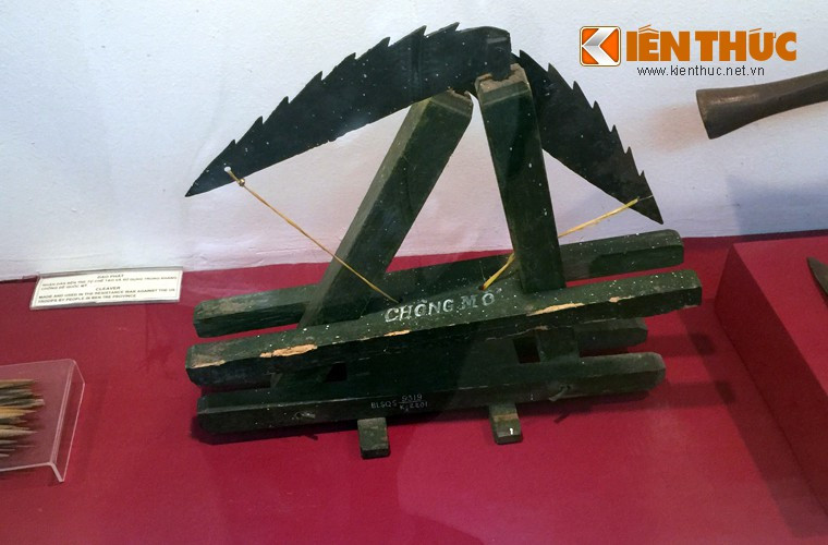 Chông mổ - các loại vũ khí này tuy chỉ gây bị thương cho binh lính địch, nhưng có tác dụng lâu dài đánh vào tâm lý của địch khi tác chiến trong rừng.