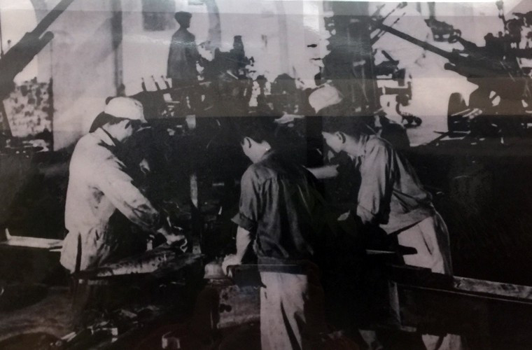 Ảnh tư liệu bên trong xưởng vũ khí ở Long An thời Kháng chiến chống Mỹ.