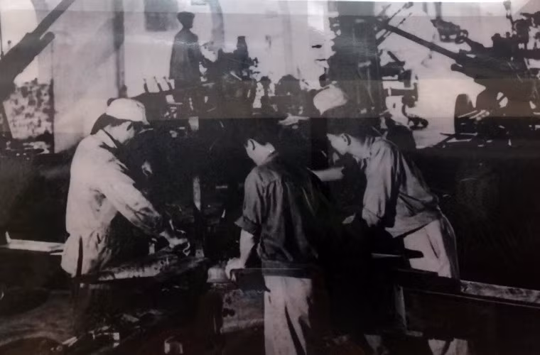 Ảnh tư liệu bên trong xưởng vũ khí ở Long An thời Kháng chiến chống Mỹ.