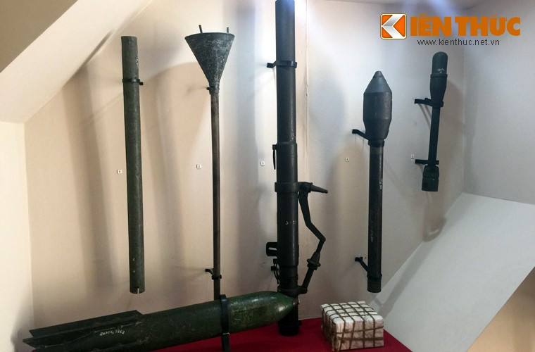 Trong kháng chiến chống Pháp, quân giới Việt Nam đã chế tạo được khá nhiều mẫu súng, bom, mìn, lựu đạn phục vụ cho bộ đội chiến đấu. Điển hình, trong ảnh từ trái qua phải gồm: Bộc phá ống (quân giới Việt Nam sản xuất tháng 2/1952); bom ba càng (Trung đoàn Thủ đô dùng để chiến đấu ở Liên khu I, năm 1946); súng SKZ (SSB) 81mm do quân giới Nam Bộ sản xuất; Đạn SKZ 81mm; bom phóng (xưởng LA1 sản xuất năm 1948). Ở dưới là Bộc phá khối (sản xuất tháng 2/1950) và bom bay OF (sản xuất tháng 3/1948).