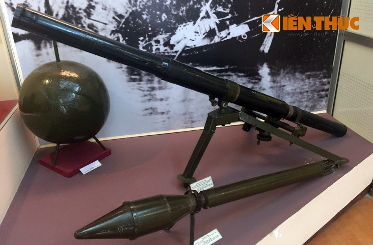 Súng không giật SKZ 81mm và đạn. Đây là loại súng hạng nặng có trọng lượng 20 kg, đầu đạn lõm, dùng để bắn vào những pháo đài kiên cố của địch, đầu đạn xuyên thủng bê tông dày. SKZ Việt Nam xuất trận lần đầu trong trận Phố Lu, đánh phá nhiều lô cốt địch. Năm 1950, tại chiến trường Nam Trung bộ, trong một đêm, với loại súng không giật này, ta đã loại bỏ 5 đồn giặc. Địch hoảng sợ tháo chạy khỏi hàng loạt đồn bốt khác.