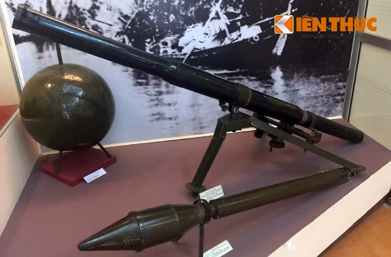 Súng không giật SKZ 81mm và đạn. Đây là loại súng hạng nặng có trọng lượng 20 kg, đầu đạn lõm, dùng để bắn vào những pháo đài kiên cố của địch, đầu đạn xuyên thủng bê tông dày. SKZ Việt Nam xuất trận lần đầu trong trận Phố Lu, đánh phá nhiều lô cốt địch. Năm 1950, tại chiến trường Nam Trung bộ, trong một đêm, với loại súng không giật này, ta đã loại bỏ 5 đồn giặc. Địch hoảng sợ tháo chạy khỏi hàng loạt đồn bốt khác.