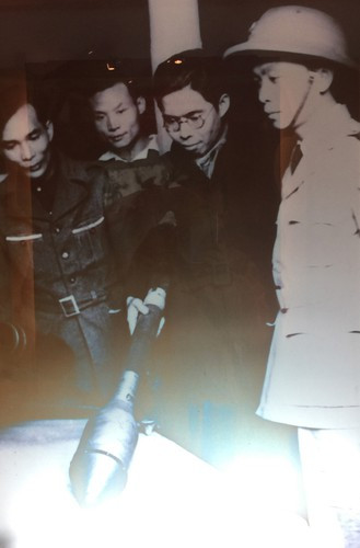 Một trong những kỹ sư giỏi nhất và có nhiều đóng góp nhất trong ngành quân giới Việt Nam là Thiếu tướng Trần Đại Nghĩa. Ông là giáo sư, kỹ sư quân sự, nhà bác học, người đặt nền móng xây dựng ngành khoa học kỹ thuật quân sự và công nghiệp quốc phòng Việt Nam. Ảnh: Đồng chí Trần Địa Nghĩa (đứng giữa, thứ 3 từ trái qua phải ảnh) đang giới thiệu sản phẩm vũ khí cho bộ đội với Đại tướng Võ Nguyên Giáp.