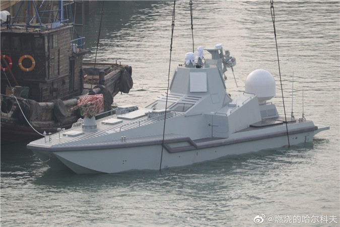 Ngoài ra tàu chiến không người lái thường được tận dụng tối đa không gian nên có thể được trang bị nhiều loại thiết bị như thiết bị cảm biến tình hình chiến trường; thiết bị thông tin liên lạc; hệ thống đánh giá rủi ro; hệ thống định vị vệ tinh.... qua đó giúp các USV nâng cao khả năng hiệp đồng tác chiến cũng như nhận biết tình hình chiến trường để cung cấp về sở chỉ huy hậu phương một cách nhanh chóng và kịp thời nhất.