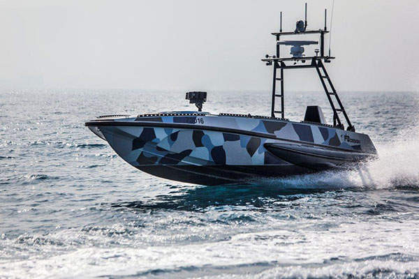 Tàu chiến mặt nước không người lái FDS-3: FDS-3 có chiều dài 8,3m, trọng lượng 6.700kg, sử dụng động cơ diesel, tốc độ hành trình 12 hải lý/giờ, có thể hoạt động 20 giờ liên tục, điều khiển hoạt động thông qua angten vô tuyến sử dụng hệ thống định vị toàn cầu. FDS-3 có khả năng tự động hành trình theo cài đặt sẵn và đã từng tham gia một số hoạt động như bảo đảm an toàn đường biển, tầm soát cảng biển - Ảnh minh họa.