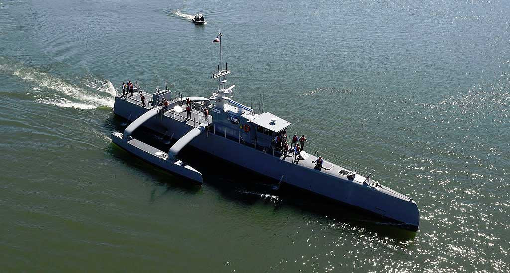 Hiện nay trên thế giới, Mỹ và Israel đang là hai quốc gia có tốc độ phát triển dẫn đầu thế giới về phát triển USV. Nhiều chuyên gia quân sự cho rằng, trong tương lai các USV sẽ phối hợp với máy bay bay không người lái, tàu ngầm không người lái, phương tiện mặt đất không người lái tạo thành một chiến trường tác chiến hoàn chỉnh với đầy đủ các loại phương tiện không người lái ở trên không, trên mặt nước và dưới ngầm.