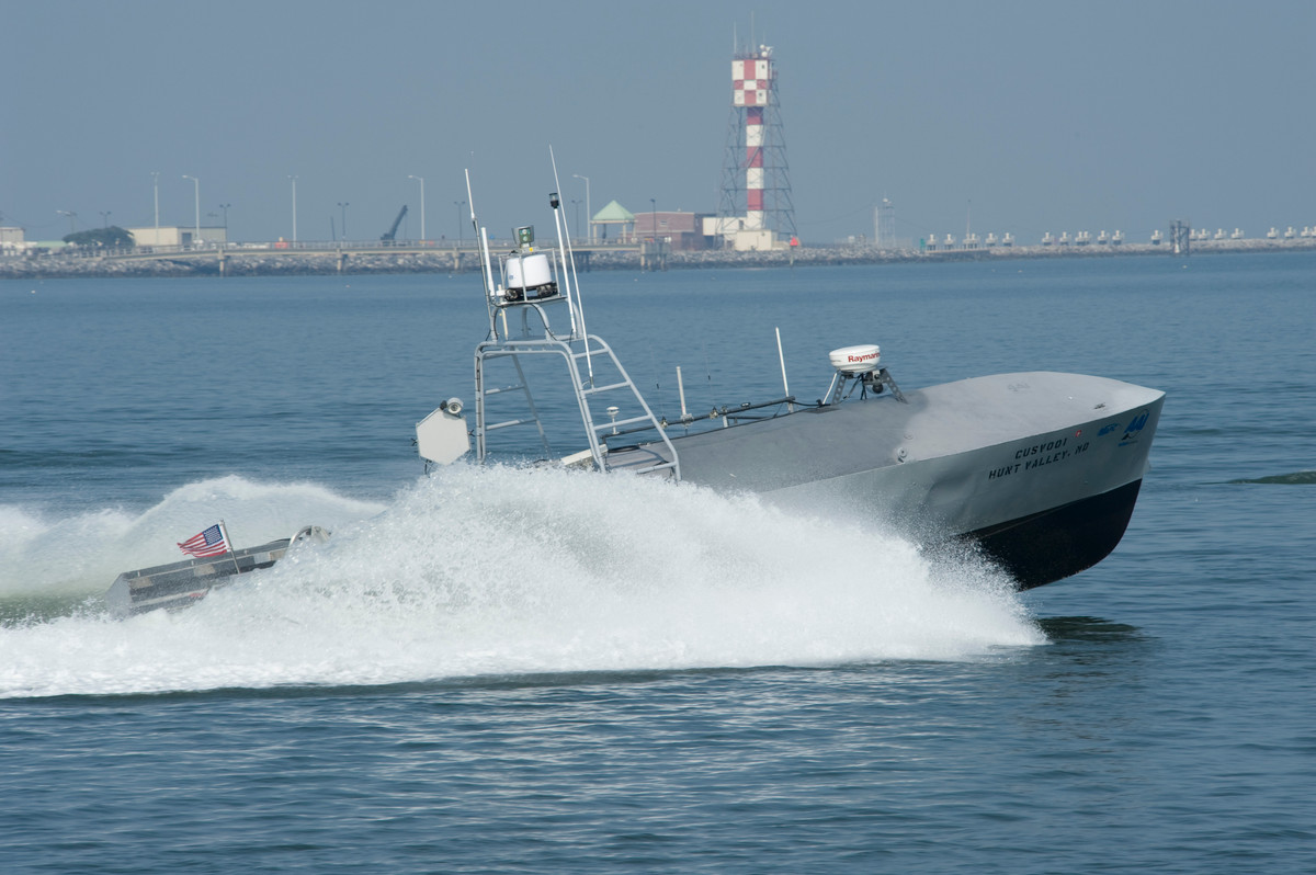 Tàu X-2 được trang bị radar, sorna, đầu camera, hệ thống dẫn đường, hệ thống chống va đập. Ngoài ra còn được lắp đặt hệ thống mạng thông tin và hệ thống trinh sát giám sát tình báo hiện đại. X-2 có chiều dài khoảng 15m, rộng khoảng 12m, tốc độ hành trình có thể đạt 28 - 55 hải lý/giờ (52 - 102km/giờ) trong điều kiện sóng cấp 8. X-2 có thể được điều khiển từ xa từ cự ly hàng trăm km, bên cạnh đó, từ lúc ra mệnh lệnh cho đến khi tàu thực hiện mệnh lệnh đó chỉ mất 18 giây, độ chính xác kiểm soát định vị trong vòng 3m.