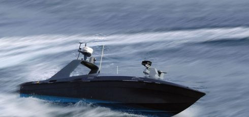 Ngoài ra, USV này sử dụng cảm biến hành trình và hệ thống ổn định, qua đó có thể thực hiện hành trình và dẫn đường chính xác, giữ thăng bằng tốt. Silver Marlin có ưu điểm là tự thích ứng, căn cứ vào thay đổi của môi trường hay nhiệm vụ mà tự điều chỉnh hệ thống điều khiển.