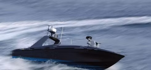 Ngoài ra, USV này sử dụng cảm biến hành trình và hệ thống ổn định, qua đó có thể thực hiện hành trình và dẫn đường chính xác, giữ thăng bằng tốt. Silver Marlin có ưu điểm là tự thích ứng, căn cứ vào thay đổi của môi trường hay nhiệm vụ mà tự điều chỉnh hệ thống điều khiển.