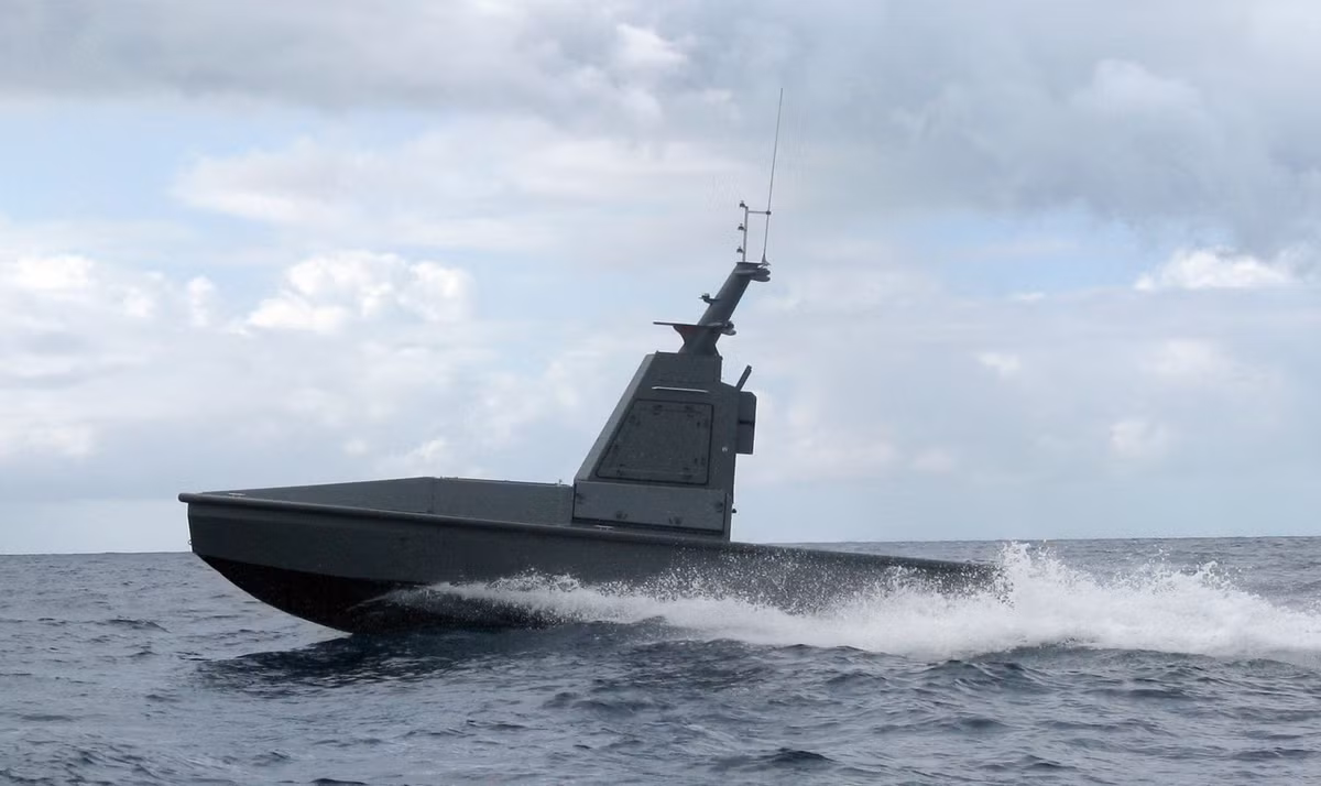 So với các loại tàu chiến thông thường, tàu chiến mặt nước không người lái (USV - Unmanned Surface Vessel) có nhiều ưu điểm rất vượt trội. Đầu tiên do không có người lái nên các USV có thể tác chiến ở các loại chiến trường tác chiến khác nhau, thậm chí cả trong môi trường có cường độ cao bên sâu trong vùng lãnh hải đối phương mà không sợ bị thiệt hại về nguồn nhân lực. Chính vì vậy, việc phát triển USV đang được nhiều quốc gia đẩy mạnh phát triển để hạn chế tối đa sự tốn kém về nguồn nhân lực nhưng vẫn bảo đảm được khả năng tác chiến đa dạng.