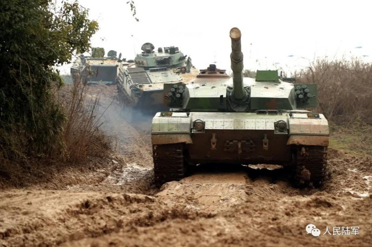 Tốc độ tối đa của xe có thể đạt 70km/h, tầm hoạt động 450km, nếu chở theo bình nhiên liệu phụ tầm hoạt động có thể lên tới 600m.