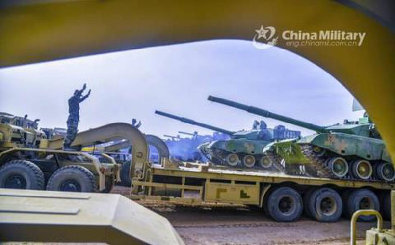 Xe có sử dụng khẩu pháo chính cỡ nòng 125mm và có thể bắn nhiều loại đạn cũng như bắn tên lửa qua nòng pháo. Hình ảnh xe tăng Type-96 được vận chuyển tới biên giới Ấn Độ.