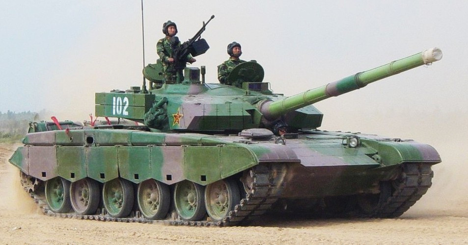 Type-96 có trọng lượng 43 tấn, chiều dài 10,2m, chiều rộng 3,4m và chiều cao 2,3m.
