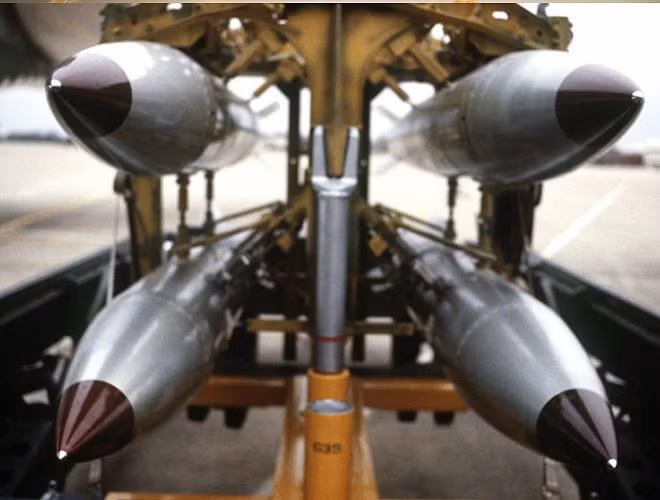 Mỹ phát triển bom hạt nhân tuy có đương lượng nổ ít hơn nhưng bù lại khả năng chính xác cao sẽ giúp xóa sổ các mục tiêu của đối phương và tránh gây thiệt hại cho ra khu vực bên ngoài ít nhất có thể.