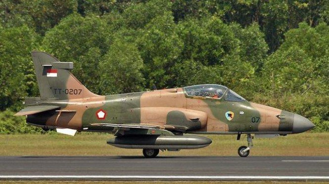 Tiem kich BAE Hawk 209 cua Khong quan Indonesia dam thang vao nha dan-Hinh-2
