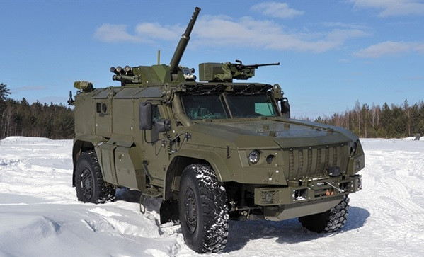 Theo chuyên gia Nga, xe bọc thép Typhoon-VDV có thể được trang bị cối tự hành 82mm Drok có tầm bắn 6 km, lý tưởng để thực hiện các cuộc tấn công điểm bất ngờ. Nhờ khung gầm di động, súng cối nhanh chóng di chuyển xung quanh chiến trường, có khả năng tấn công từ nhiều hướng khác nhau.