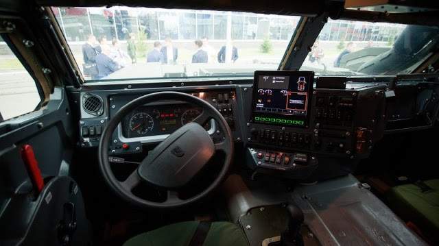 Xe có tổng trọng lượng 13,5 tấn, trên đường cao tốc chạy đến 100 km/h, vượt qua độ dốc 30 độ và hào sâu 1,9m. Xe có phạm vi hoạt động khi đầy bình xăng lên tới 1200km.