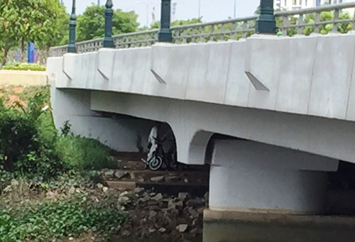 Tan muc “cho” dong tinh nam tren dai lo hien dai nhat Sai Gon-Hinh-3