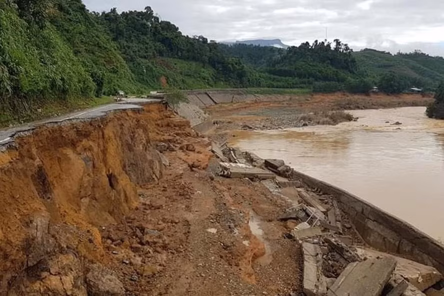 Sat dut duong Ho Chi Minh sau khi nha may thuy dien Dak Mi4 xa lu
