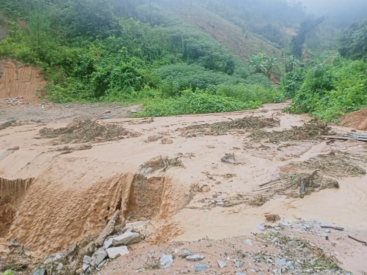 Lu cuon troi mot sinh vien va trung uy truc chot chong COVID-19