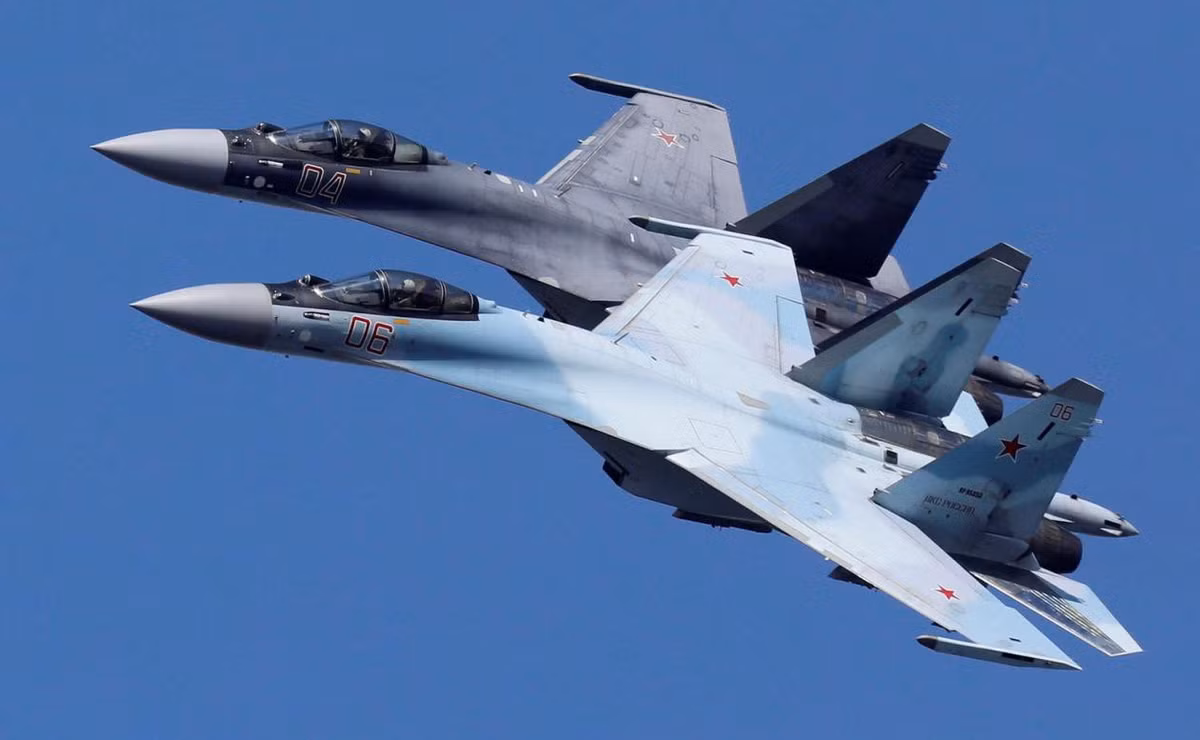 So với các máy bay chiến đấu của Pháp, Su-35 của Nga có khả năng chiến đấu gần như ngang bằng, nhưng chiếc tiêm kích này không phù hợp để hoạt động trên các hàng không mẫu hạm.