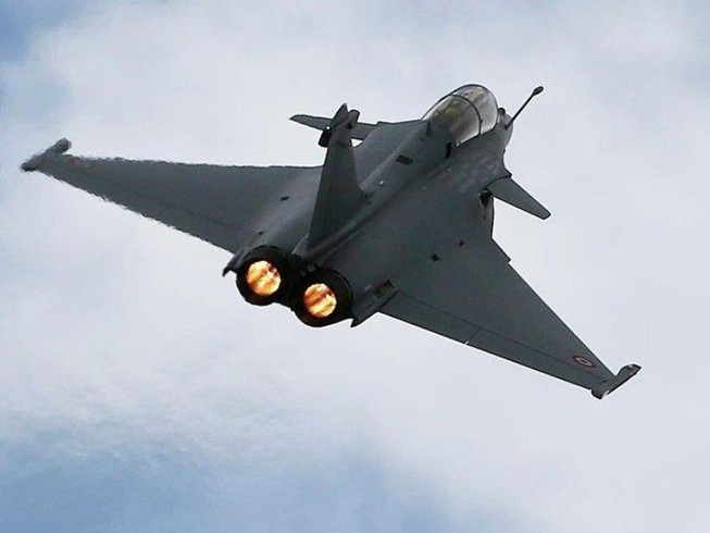 Việc Ấn Độ đặt niềm tin vào một chiến đấu cơ đã khẳng định được tính năng và độ tin cậy tỏ ra hợp lý hơn so với sản phẩm chưa được định hình một cách rõ ràng.