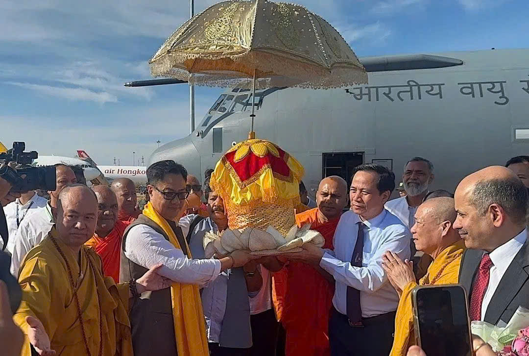 Xá lợi Đức Phật được cung rước bằng chuyên cơ đã đến Việt Nam - Hình 2 Xa loi Duc Phat duoc cung ruoc bang chuyen co da den Viet Nam-Hinh-2