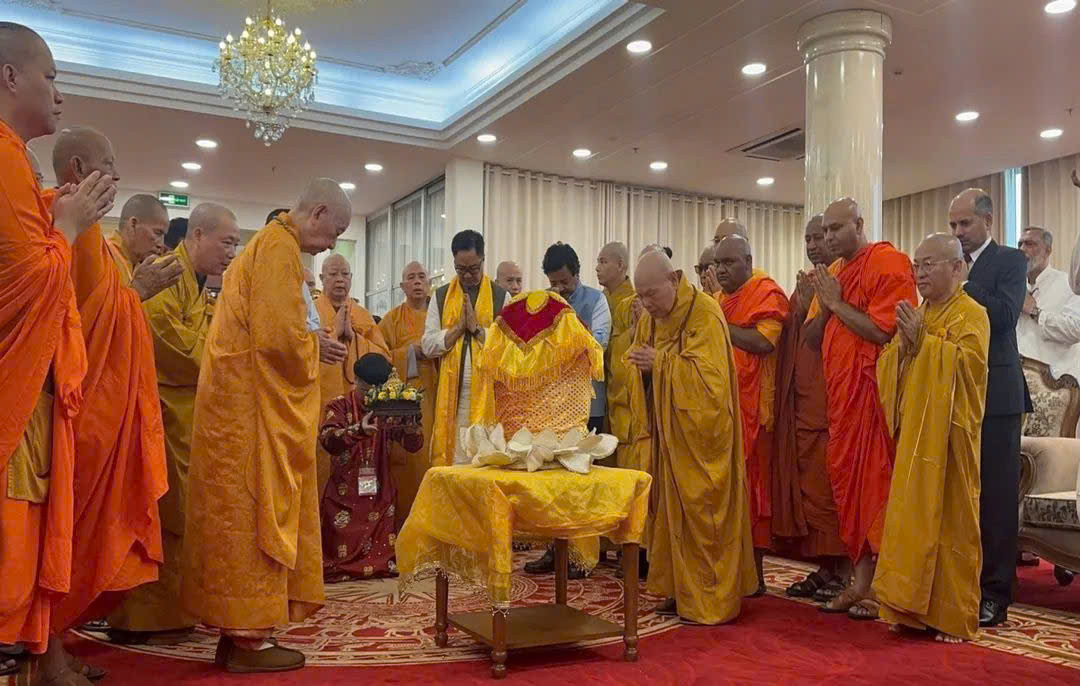 Xá lợi Đức Phật được cung rước bằng chuyên cơ đã đến Việt Nam - Hình 3 Xa loi Duc Phat duoc cung ruoc bang chuyen co da den Viet Nam-Hinh-3