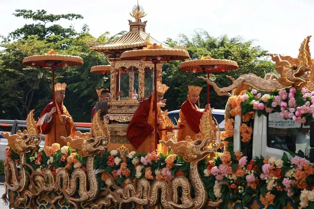 Xá lợi Đức Phật được cung rước bằng chuyên cơ đã đến Việt Nam - Hình 4 Xa loi Duc Phat duoc cung ruoc bang chuyen co da den Viet Nam-Hinh-4