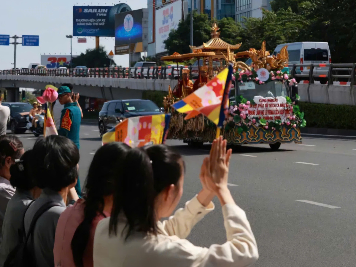 Xá lợi Đức Phật được cung rước bằng chuyên cơ đã đến Việt Nam - Hình 5 Xa loi Duc Phat duoc cung ruoc bang chuyen co da den Viet Nam-Hinh-5