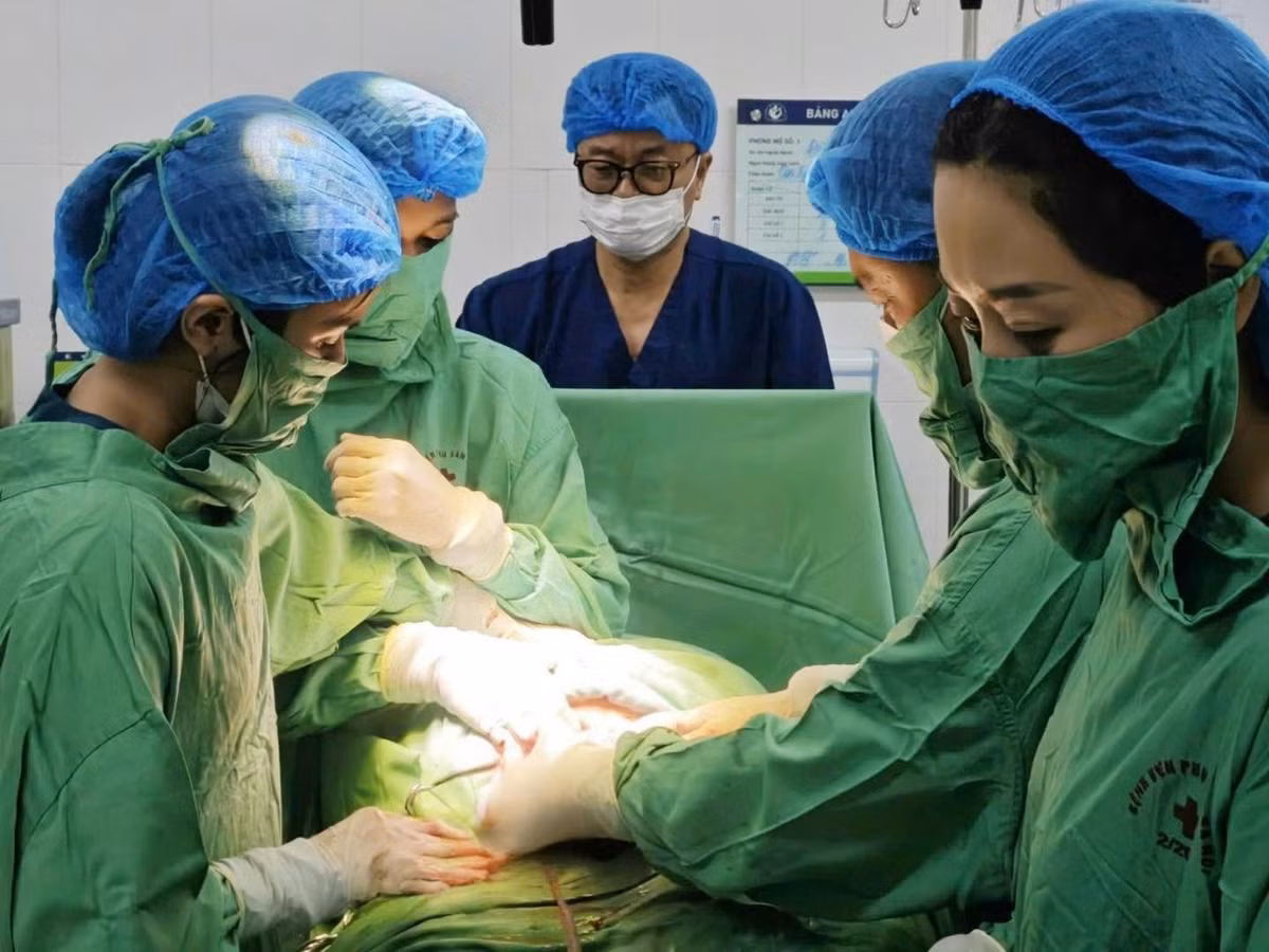 Gianh lai su song cho san phu gap tai bien nguy hiem