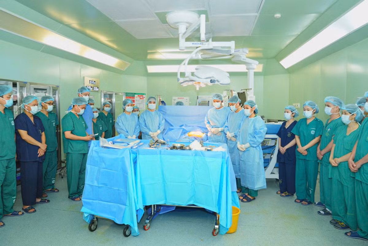 Nguoi phu nu nen dau thuong hien tang chong, hoi sinh 4 cuoc doi