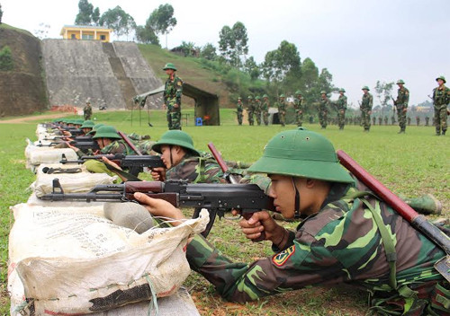 Bắn súng là một trong những nội dung huấn luyện quan trọng.