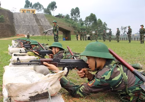 Bắn súng là một trong những nội dung huấn luyện quan trọng.