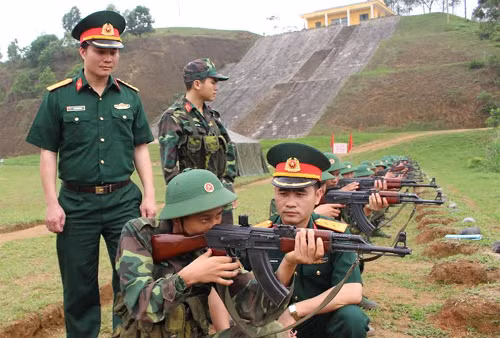 Chỉ huy đơn vị kiểm tra, trao đổi rút kinh nghiệm ngay trên bãi tập.