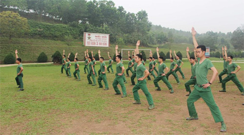 Hướng dẫn cho chiến sĩ thực hiện và hiểu đúng ý nghĩa, tác dụng từng động tác thể dục sáng.