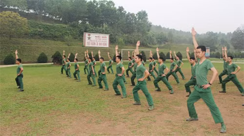 Hướng dẫn cho chiến sĩ thực hiện và hiểu đúng ý nghĩa, tác dụng từng động tác thể dục sáng.