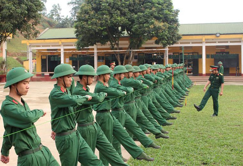 Rèn động tác đánh tay, ke chân để đúng và đều trong giờ huấn luyện điều lệnh đội ngũ tay không.