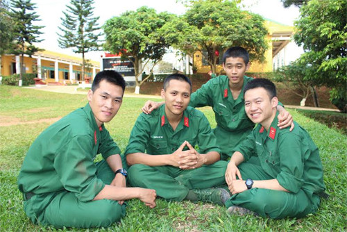 . 4 chàng trai trong số 100 thanh niên Hà Nội nhập ngũ vào Trung đoàn ở Đại đội 6, Tiểu đoàn 2 trong giờ nghỉ.