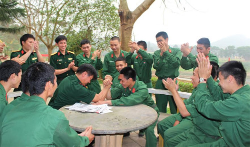 Các chiến sĩ mới thử sức với cán bộ.