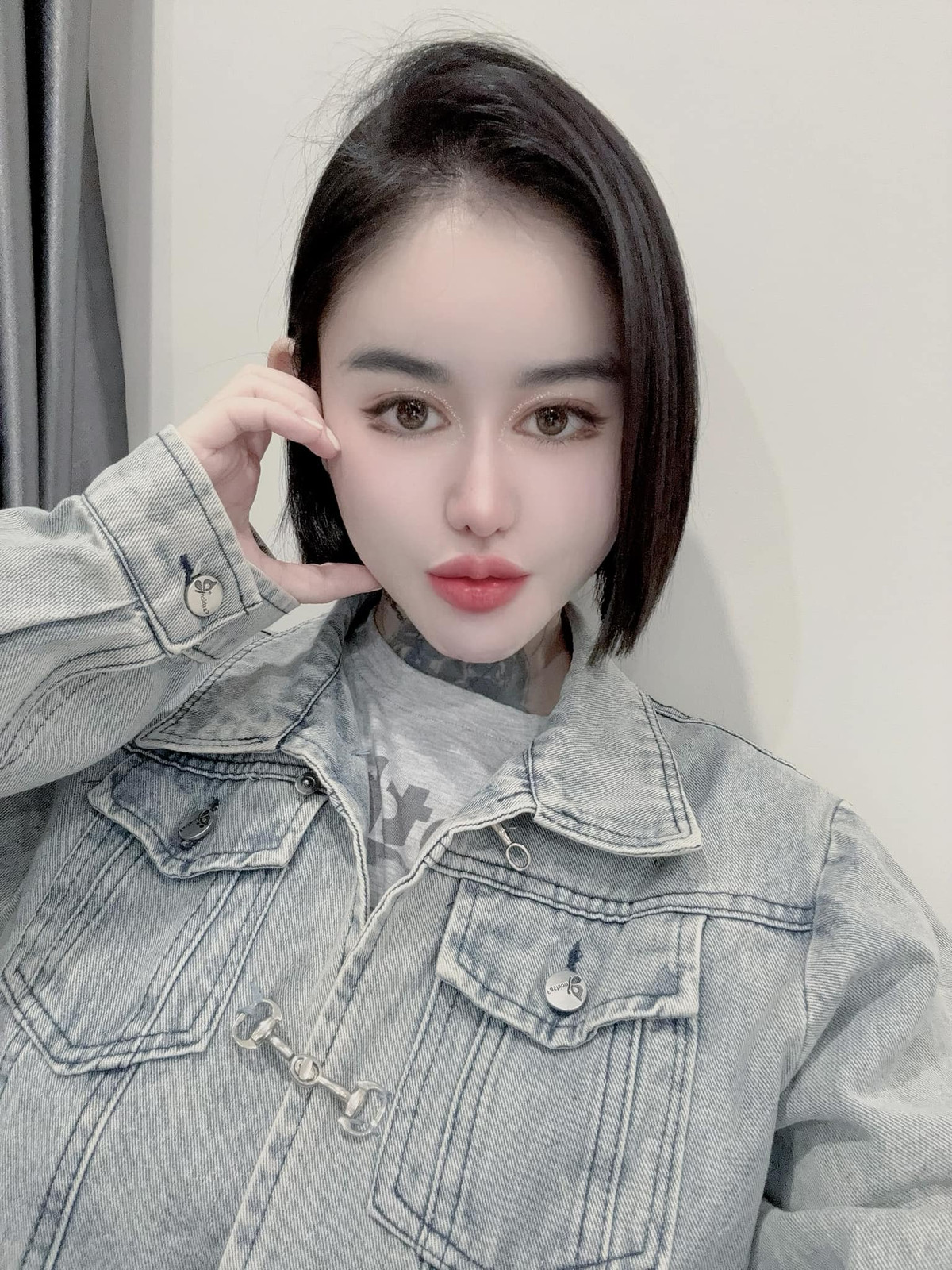 Phong cách ăn mặc của Ngân Baby hiện tại cũng kín đáo hơn, không cố tình khoe thân, khoe những điểm nhạy cảm trên cơ thể như ngày trước.