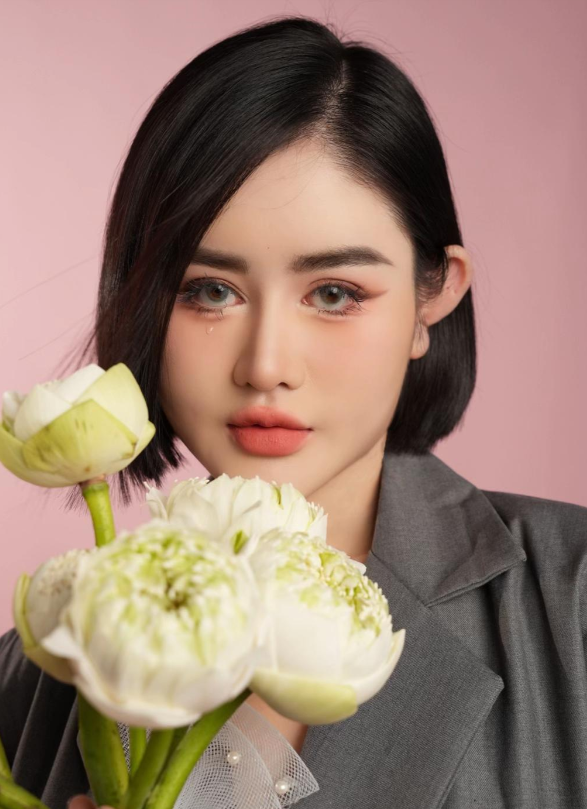 Bẵng đi một thời gian, sau khi tuyên bố yêu đương với một nhân vật cũng "câu view" bất chấp khác là Thông Soái Ca, Ngân Baby yên ắng hơn. Không còn xuất hiện nhiều với hình ảnh lố lăng như ngày xưa.