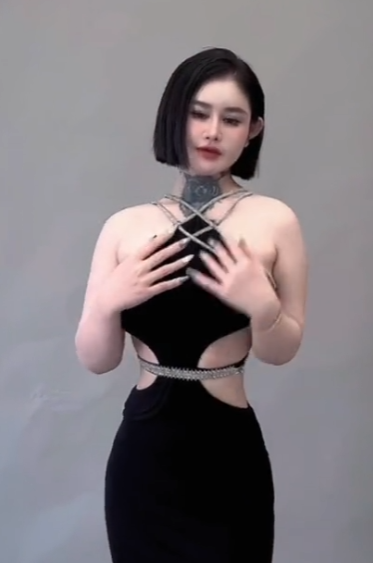 Từng bị nhận xét là "sản phẫm phẫu thuật thẩm mỹ lỗi", gương mặt Ngân Baby hiện tại đã hài hòa hơn, ưa nhìn hơn hẳn.