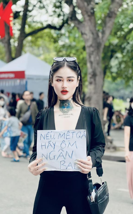 Cô nàng còn từng khiến netizen ngán ngẩm khi cầm bảng với nội dung "nếu mệt quá hãy ôm Ngân Baby" trên phố đi bộ.